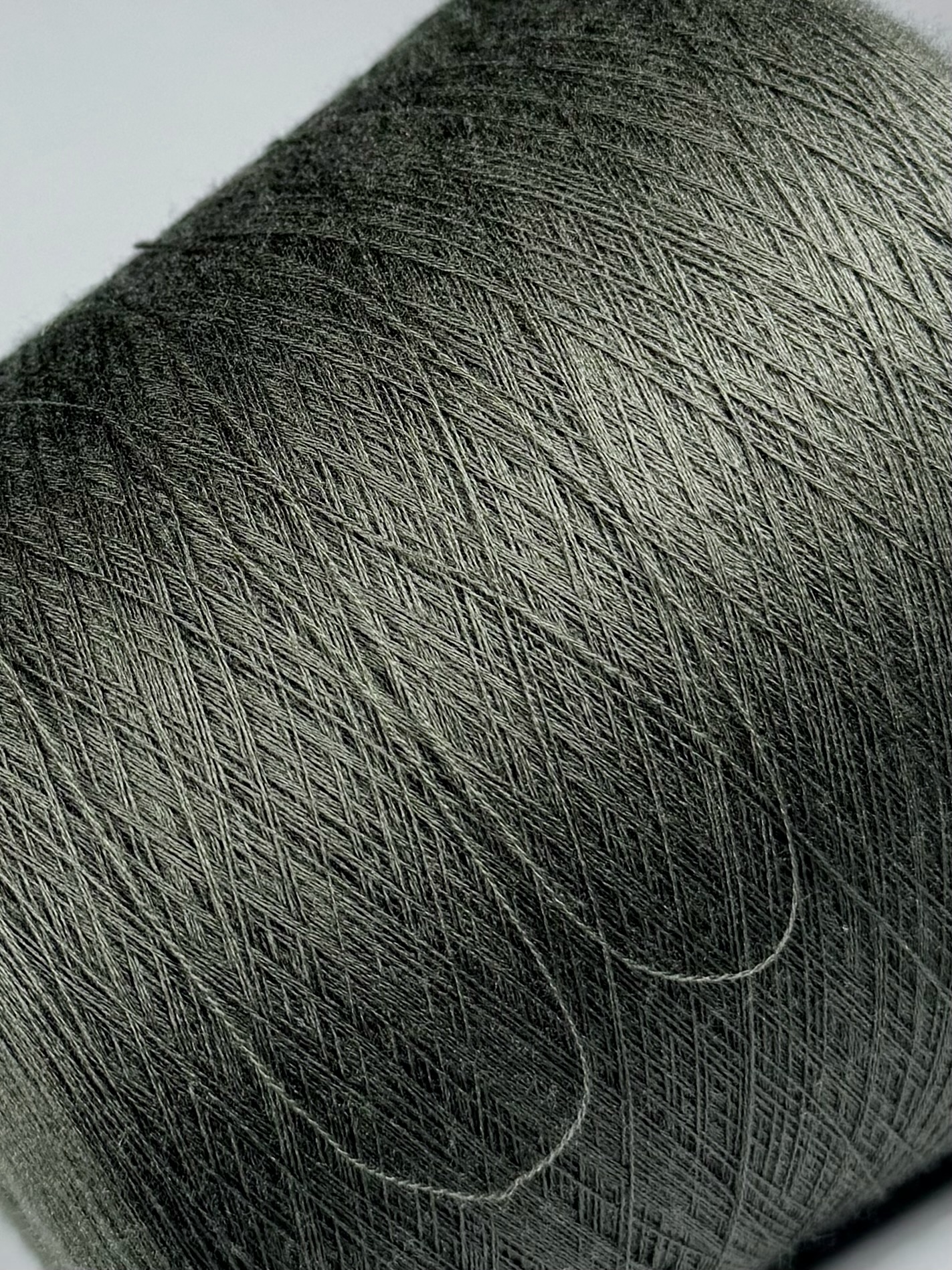 Papi Fabio Ametista 2/60 – Merinogarn Dunkeloliv 8922